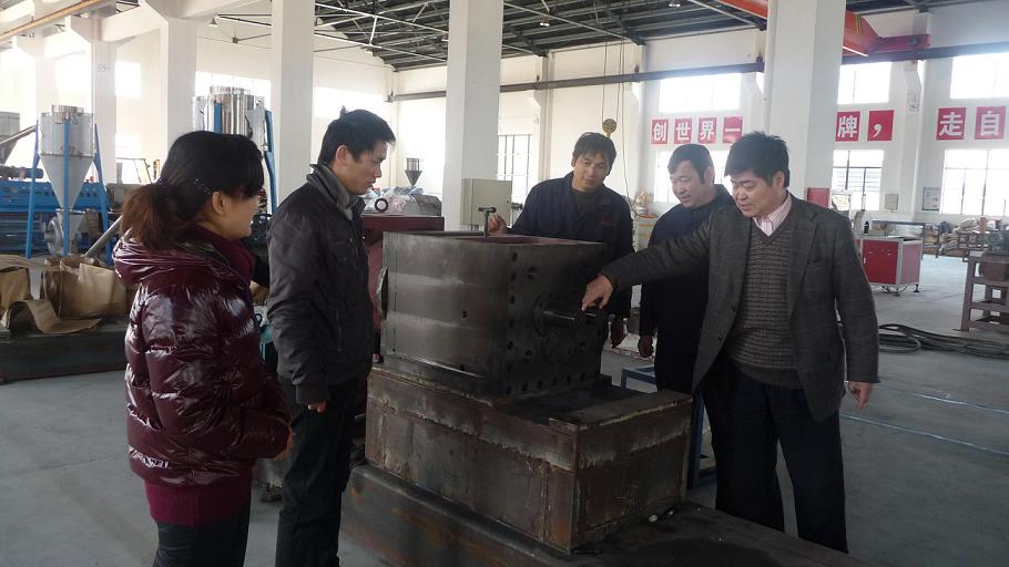 星空在线（中国）公司以“创建学习型党组织”为抓手，推动“企业科技创新”.jpg